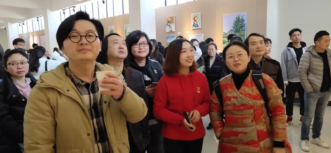 师生共同参观作品展览