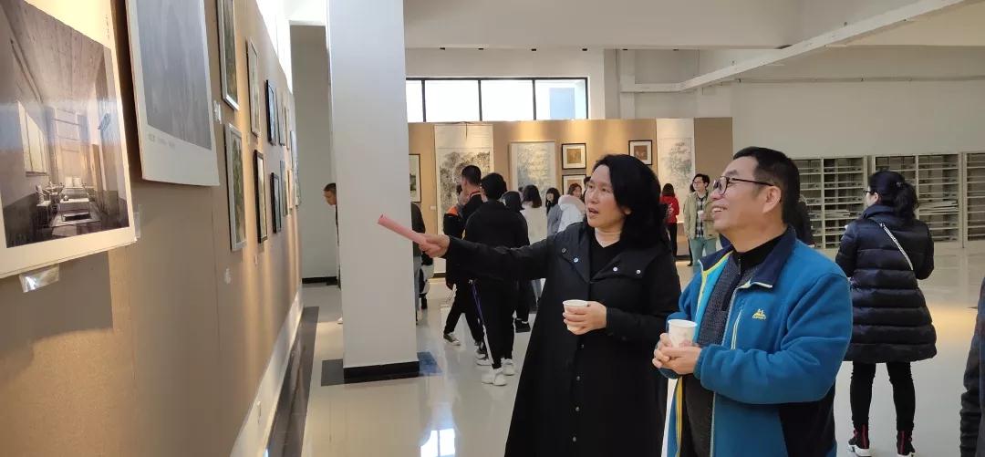 刘俊经理和王浓章书记观看展览