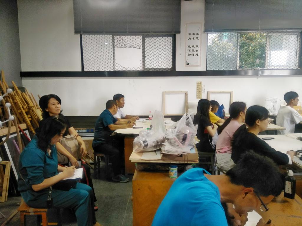 王校与同学们一起听课并做记录