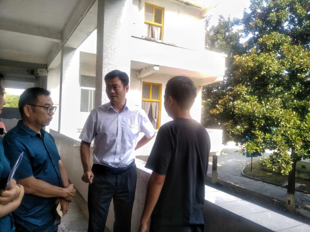 课后王校与学院领导及授课老师深入交谈
